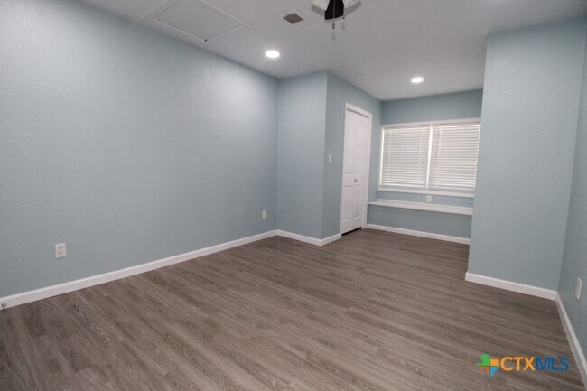 Building Photo - 105 E Avenue A