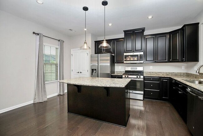 Building Photo - Stunning 3 Story 3BD/2+2HalfBA Townhome in...