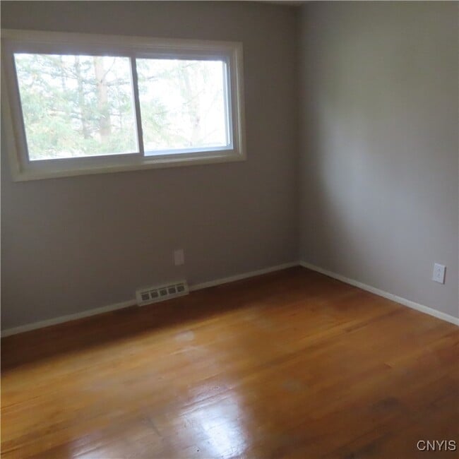 Building Photo - 7843 Glenwood Dr N