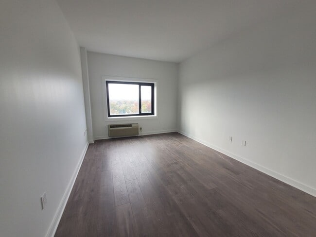Building Photo - Renovated, centrally located and with lots...