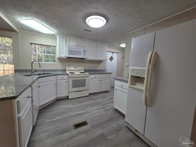 Building Photo - 8906 Figland Ave