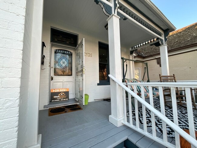 Building Photo - 2135