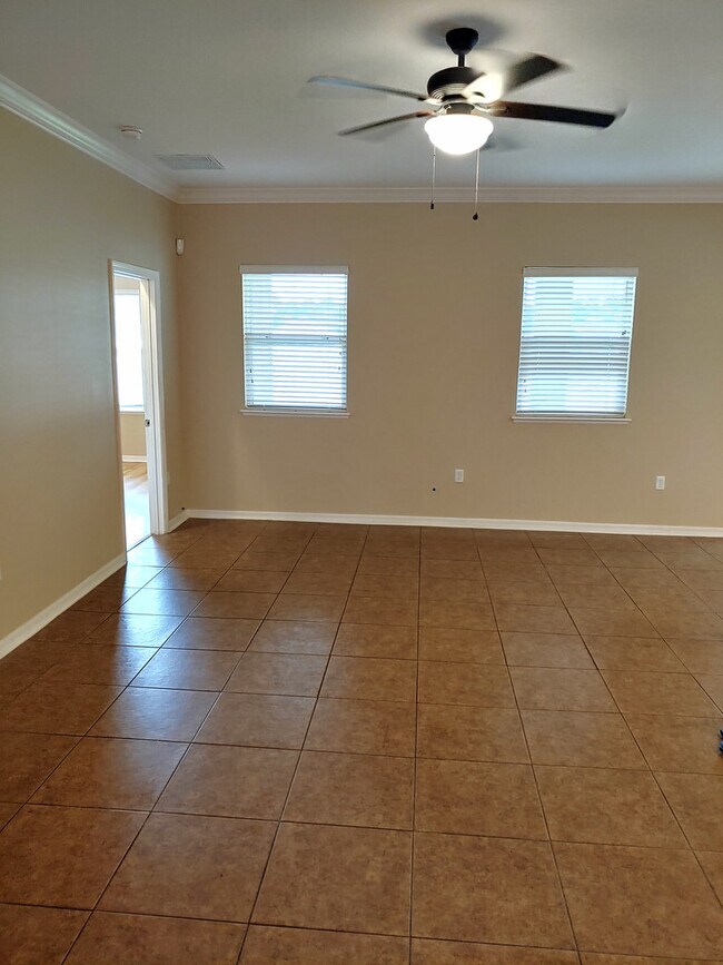 Building Photo - Beautiful 3BR Home in Mallory Square, Lawn Care Included