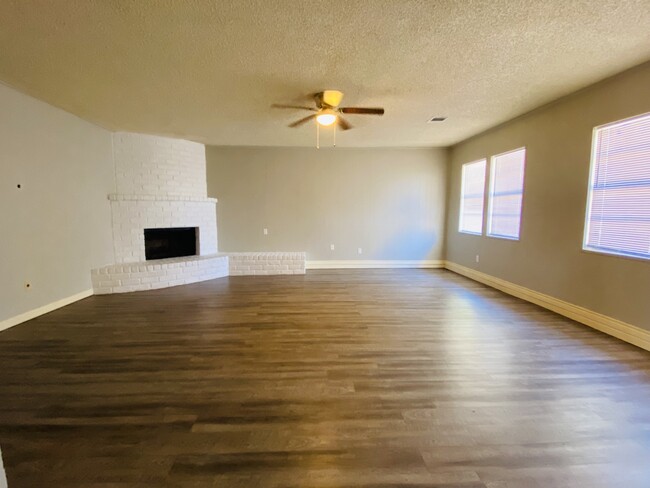 Luminous living room - 2817 12th Ave N