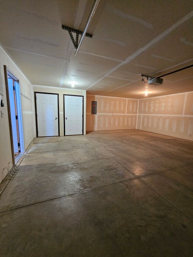 Building Photo - 4 BEDROOM | 3 BATH | TOWNHOME | GARAGE | WEST SIDE