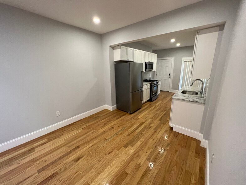 Building Photo - 371 Beacon St