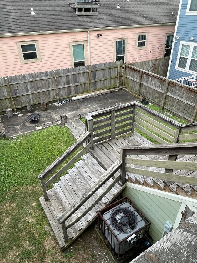 Building Photo - 2BD/1BA Uptown with Washer and Dryer in Unit and Backyard