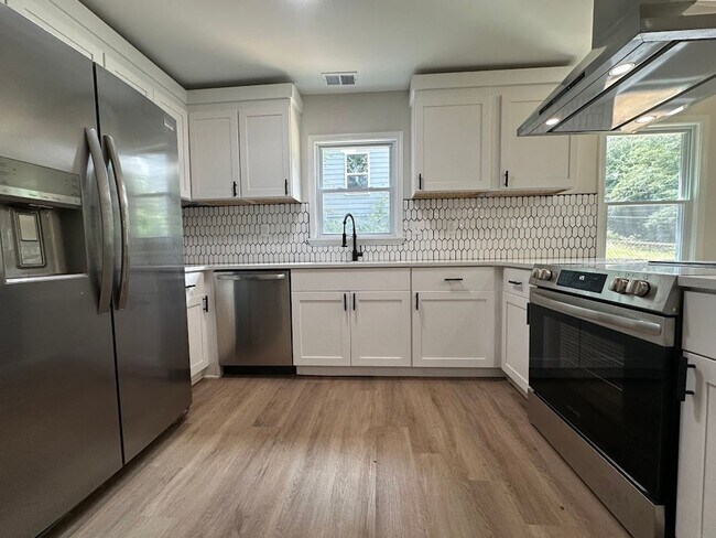 Building Photo - 3 bed 2 bath in Decatur!