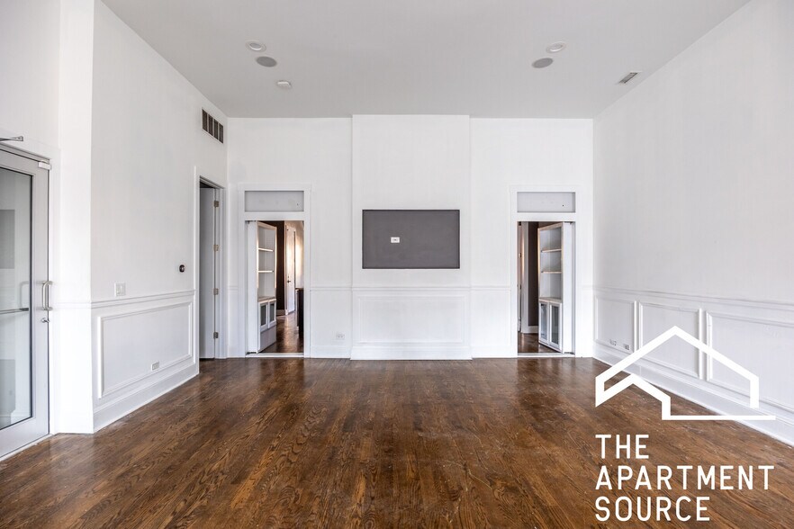 Building Photo - 1008 W Lake St