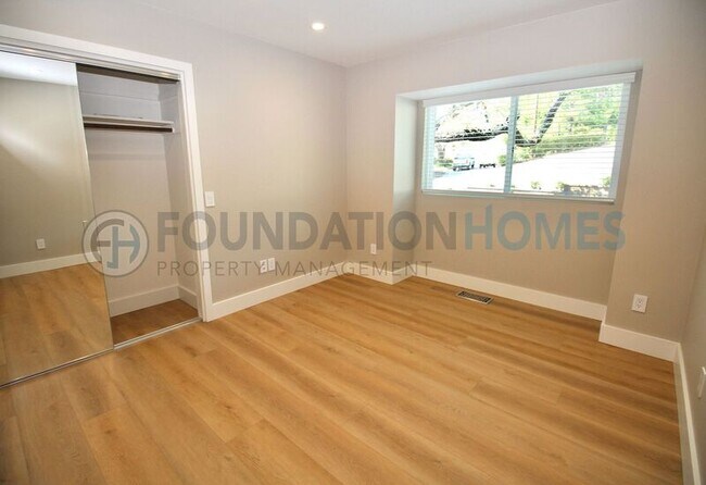 Building Photo - 124 Esmeyer Dr