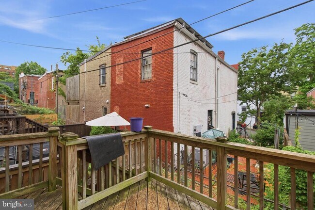Building Photo - 620 9th St NE