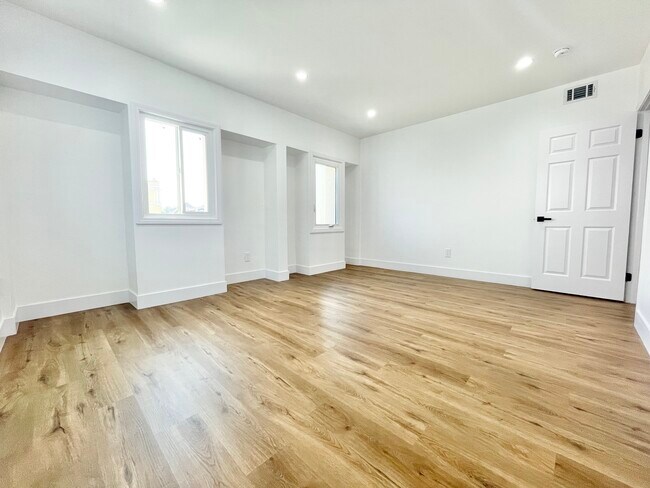 Building Photo - 2107 7th Ave