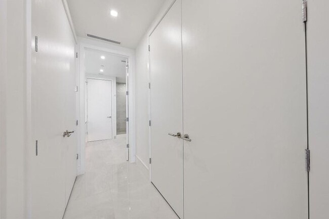 Building Photo - 220 Lake Shore Dr