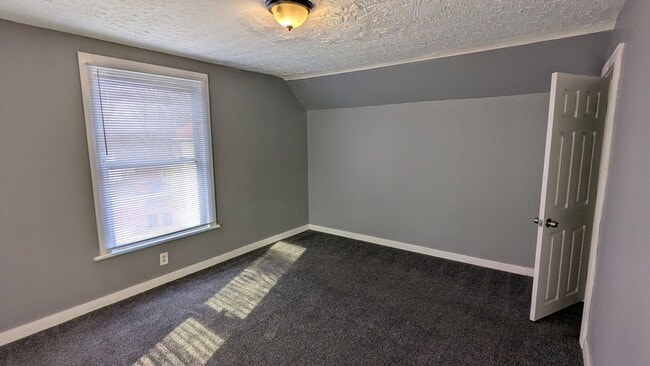 Building Photo - Charming 3-bedroom, 1-bathroom home located in the heart of Akron