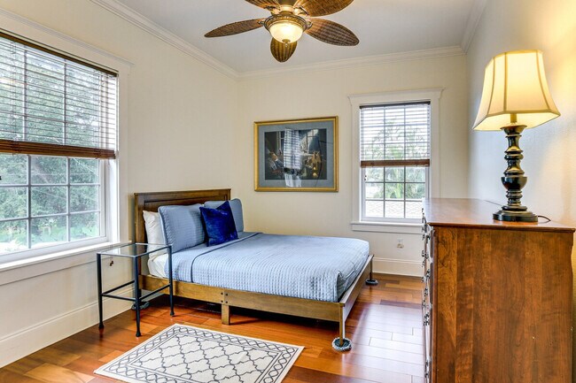 Building Photo - 166 21st Ave N