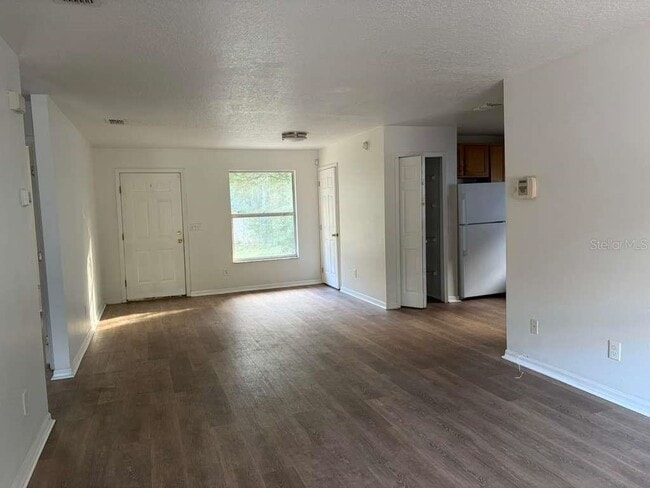 Building Photo - 548 E Walts Ave