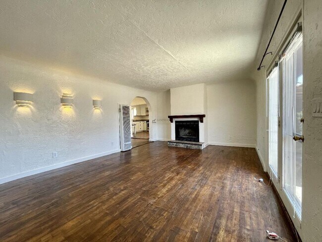 Building Photo - 1506 W Alameda St