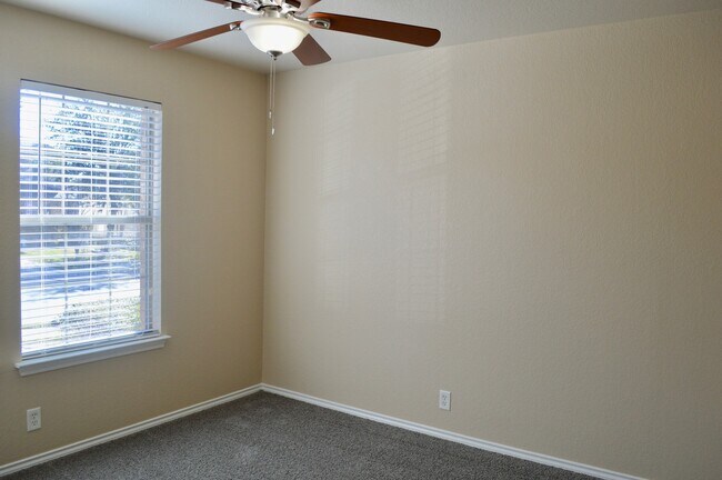 Building Photo - Newly remodeled 3 bed 2 bath