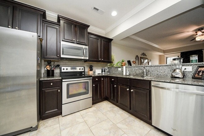 Building Photo - BEAUTIFUL TOWNHOME- SHOWING BY APPOINTMENT ONLY