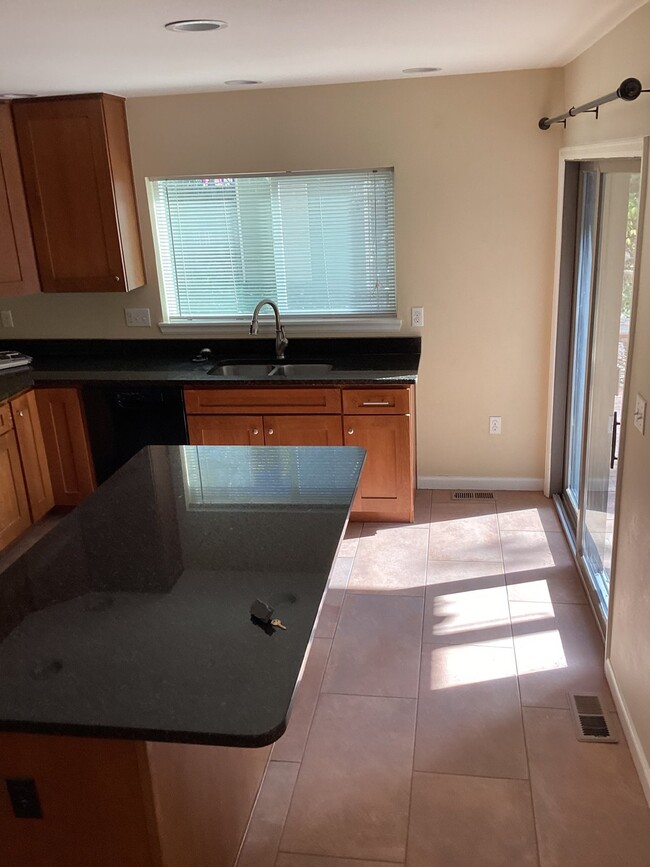 Building Photo - 4-Bedroom 3 Bath fully renovated and updat...