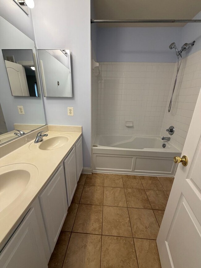 Building Photo - 908 Orchard Ridge Dr