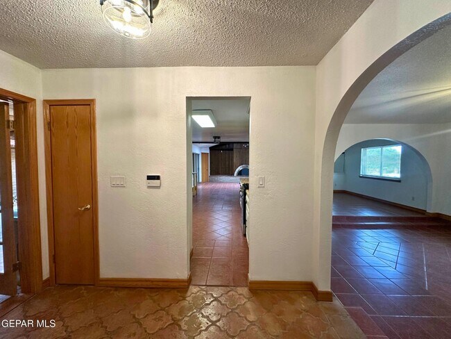 Building Photo - 1067 Villa Linda Way