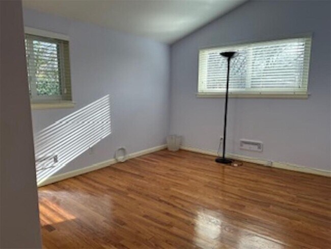 Building Photo - 423 Springvale Rd