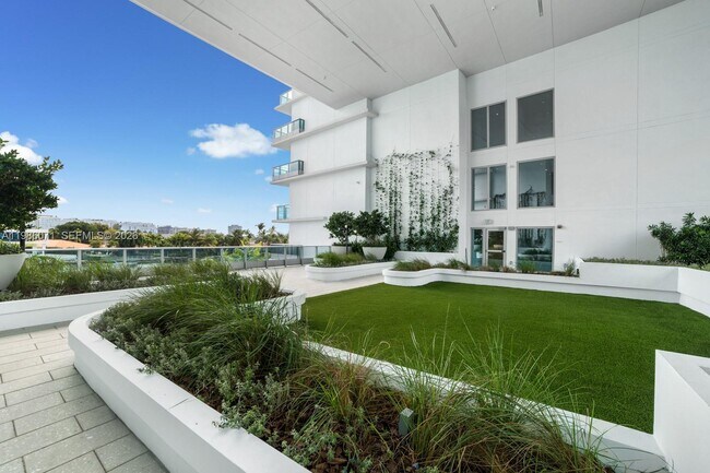 Building Photo - 9221 E Bay Harbor Dr