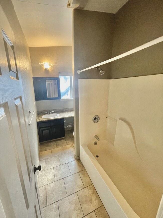 Building Photo - 3 bedroom 2 bathroom house