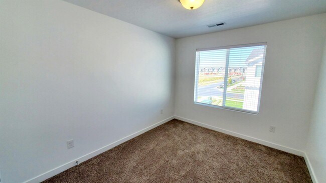 Building Photo - 1043 E Batten Ct