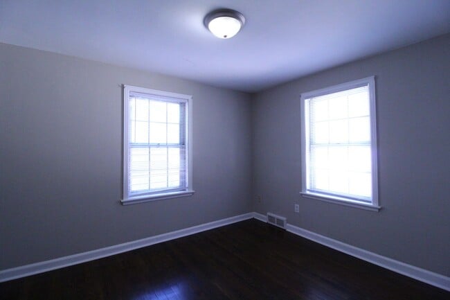 Building Photo - September FREE On This 2 Bedroom 2 Bath Du...