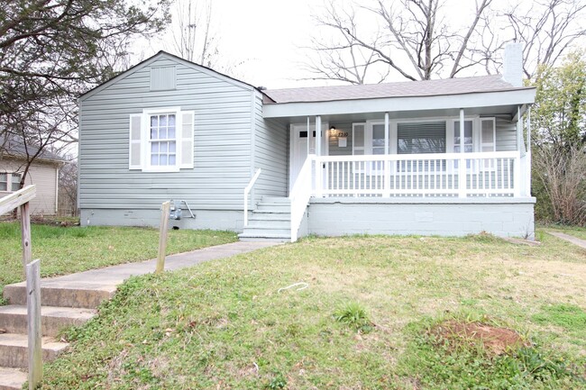 Building Photo - Large and Cute 4BR 2BA Eastlake Home in Mo...