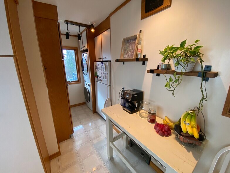 Building Photo - 23 Train St