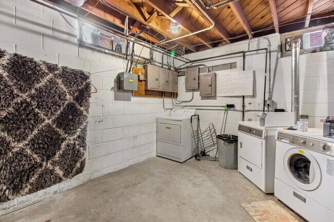 Building Photo - 2320 S 92nd St