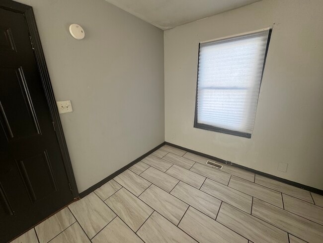 Building Photo - 905 Southmoor-