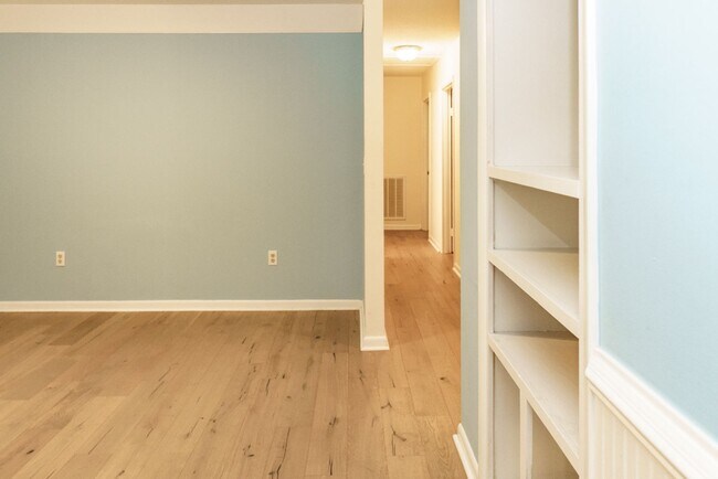Building Photo - Beautiful 4 bedroom in the heart of Mossy ...