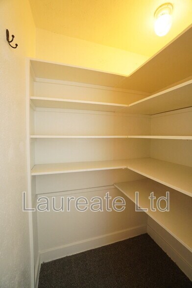 Building Photo - 935 E 8th Ave