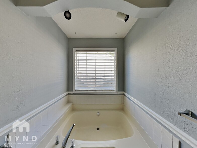 Building Photo - 1234 Crystal Springs Trail