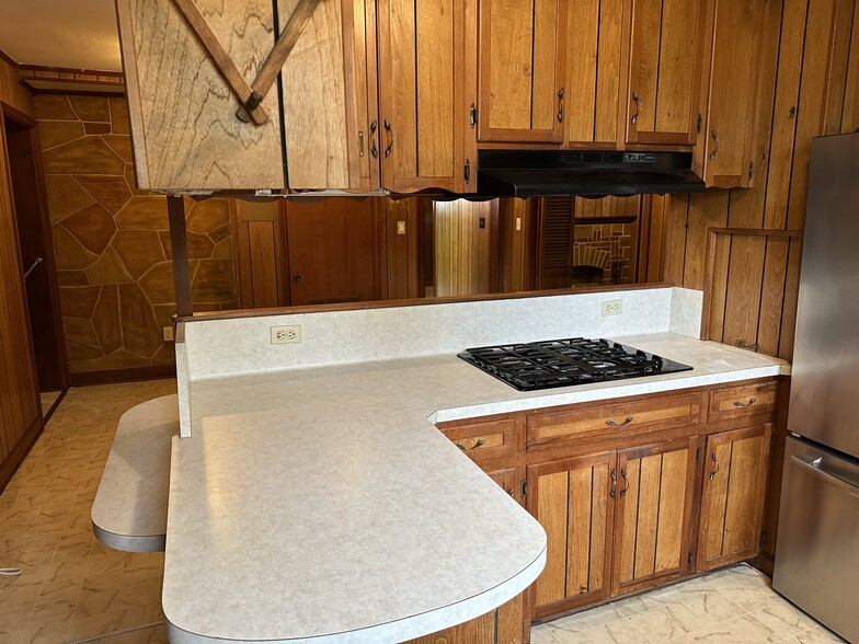 Kitchen with gas range - 353 E Airport Ave