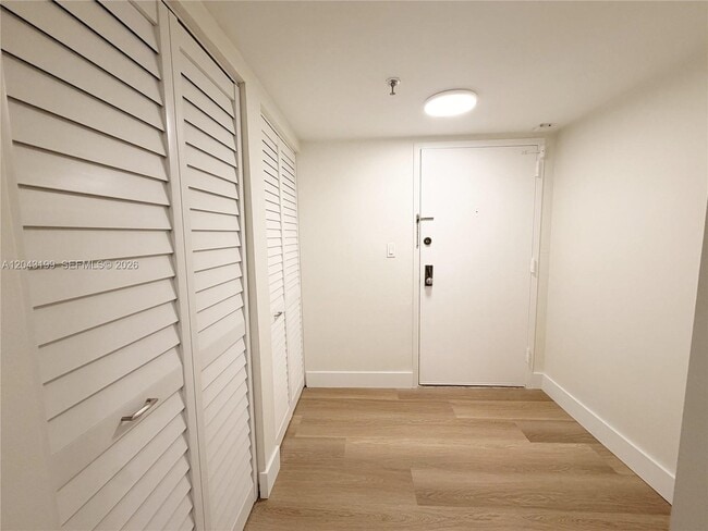 Building Photo - 2625 Collins Ave