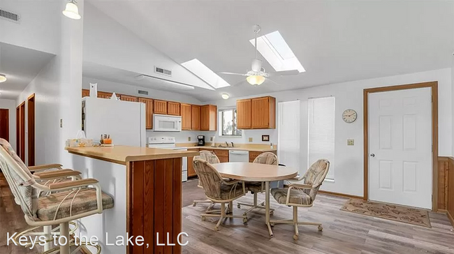 Building Photo - 3 br, 2 bath House - 821 Winn Rd #10L