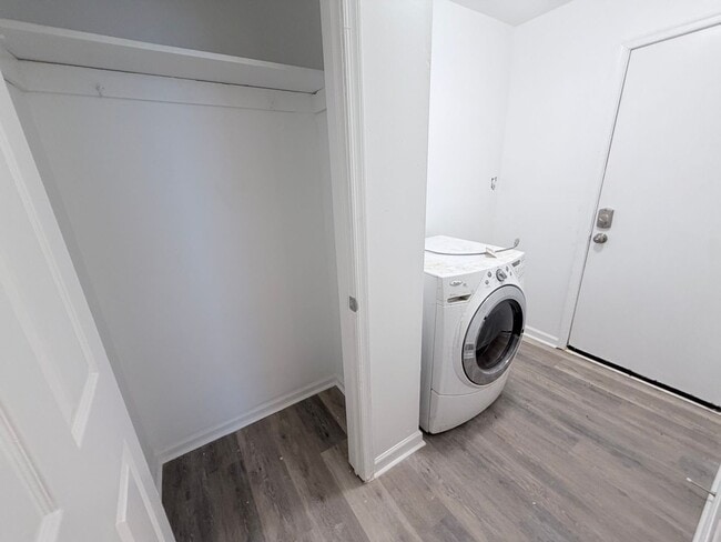 Building Photo - 2-bedroom HOUSE near University City!