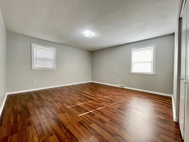 Building Photo - 3910-3912 Camelot Dr SE