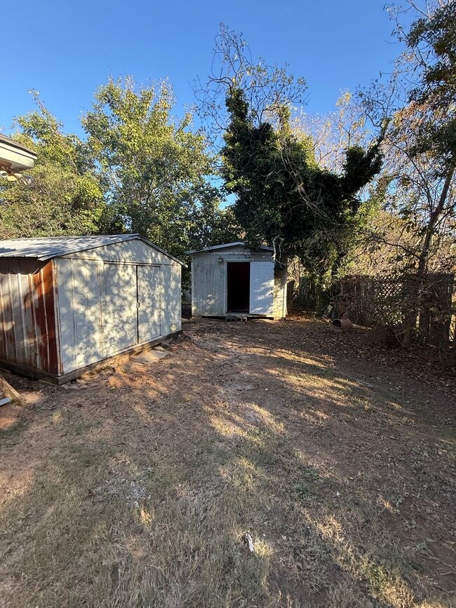 Building Photo - ** 3 bed 2 bath located in Millbrook ** Ca...
