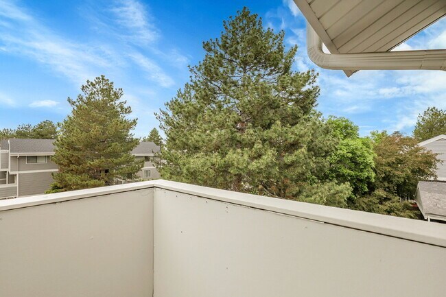 Building Photo - $2,600 - 3 Bed, 1.5 Bath Condo in Aurora w...