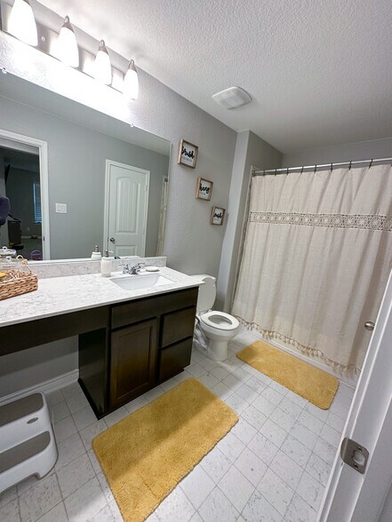 Upstairs full bath - 10111 Hickory Crk