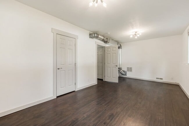 Building Photo - Emerald Estates 4 bed 2 bath with fenced yard