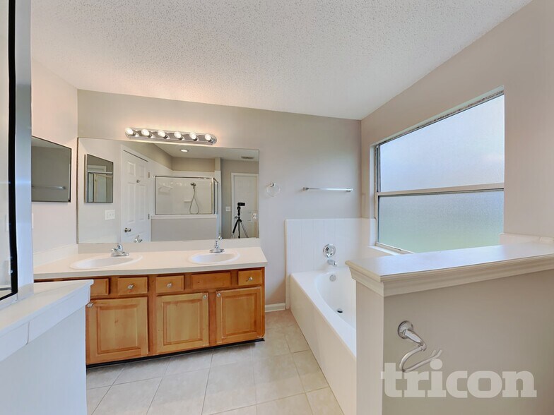 Building Photo - 3951 Hideaway Lane