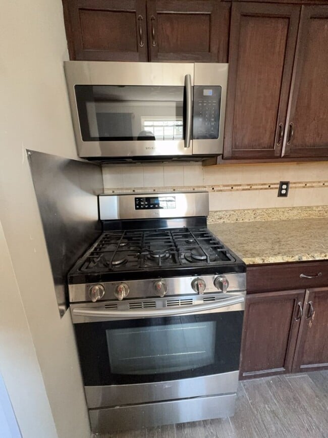 Building Photo - !! $500 OFF 2nds  MONTH'S RENT!!! Charming 3BR 2BA Home w/ Updated Kitchen + Large Front and Back...