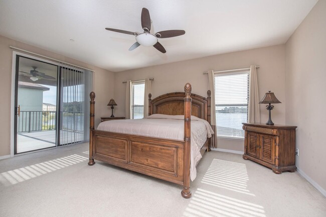 Building Photo - Large, Executive style 3/2.5 Lakefront/POO...